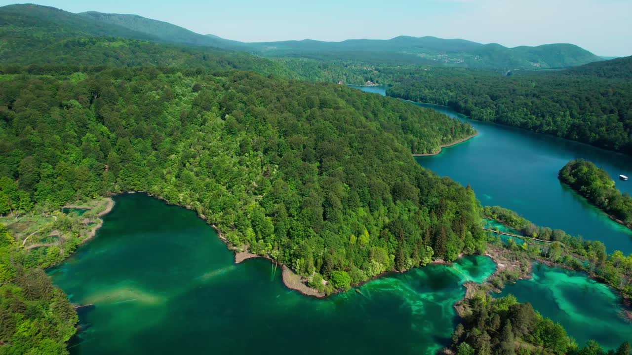 drone revela los lagos de plitvice croacia, parque nacionalni viaje paraíso escénico no contaminado, destino turístico de vacaciones en naturaleza profunda y salvaje