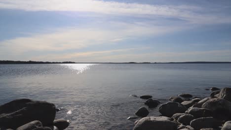 Lapso-De-Tiempo-Del-Paisaje-Del-Lago-Con-Aguas-Tranquilas-Y-Cielo-Soleado-Con-Nubes