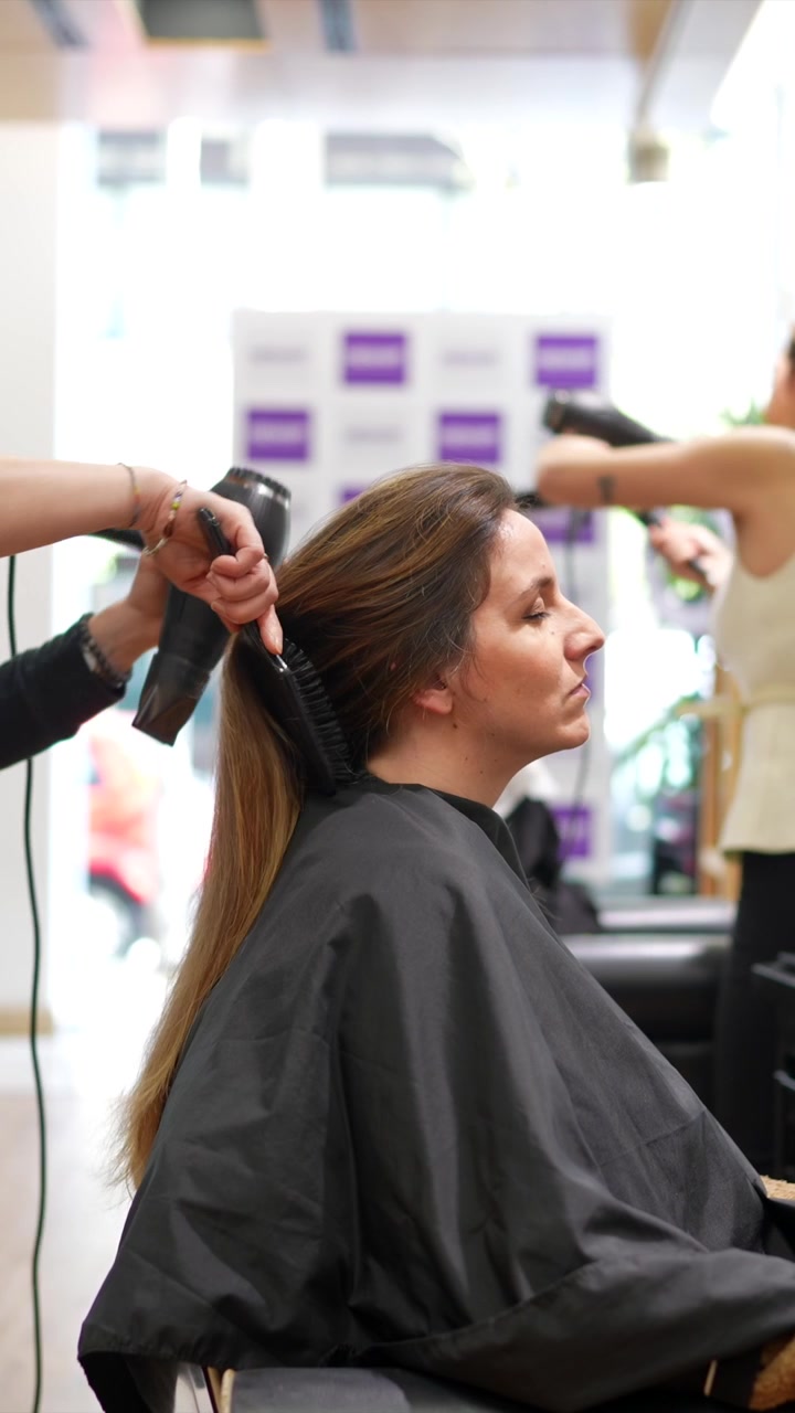 Cabeleireiro Profissional Secando o Cabelo de Cliente no Salão
