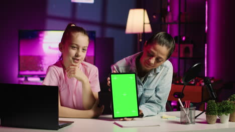 Süße-Tochter-Filmt-Mit-Hilfe-Ihrer-Eltern-Eine-Internetshow,-In-Der-Sie-Für-Ein-Green-Screen-Tablet-Wirbt