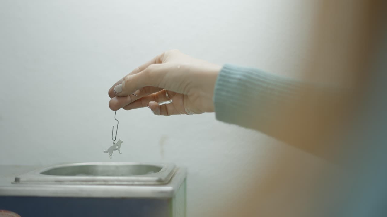 Cleaning a metal object in an ultrasonic cleaner
