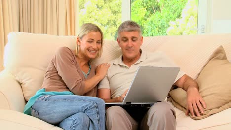 una pareja linda usando una computadora portátil