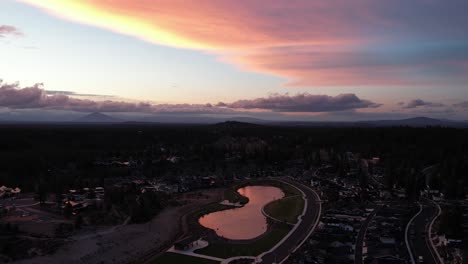 vista aérea del barrio en bend, oregon con un lago al atardecer