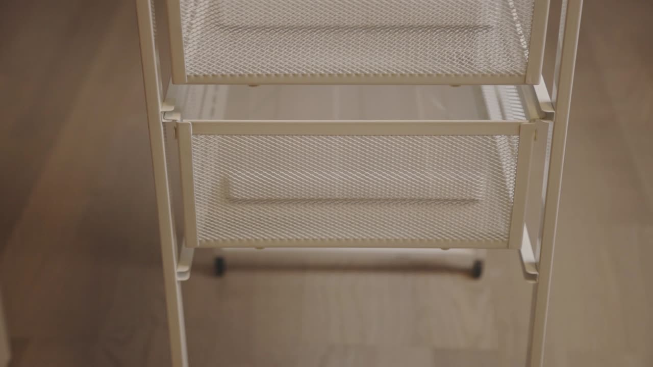 Inserimento di cassetti nella cassettiera IKEA LENNART, primo piano