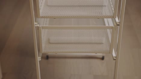 Einsetzen-Von-Schubladen-In-Den-IKEA-Lennart-Schubladenschrank,-Nahaufnahme