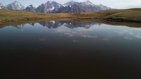 Vista-Aérea-De-Los-Lagos-Koruldi-Y-Las-Montañas-Del-Cáucaso-En-El-Fondo,-Svaneti