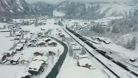 Antena-De-Tren-De-Carga-Estacionado-En-Un-Pequeño-Pueblo-Cubierto-De-Nieve