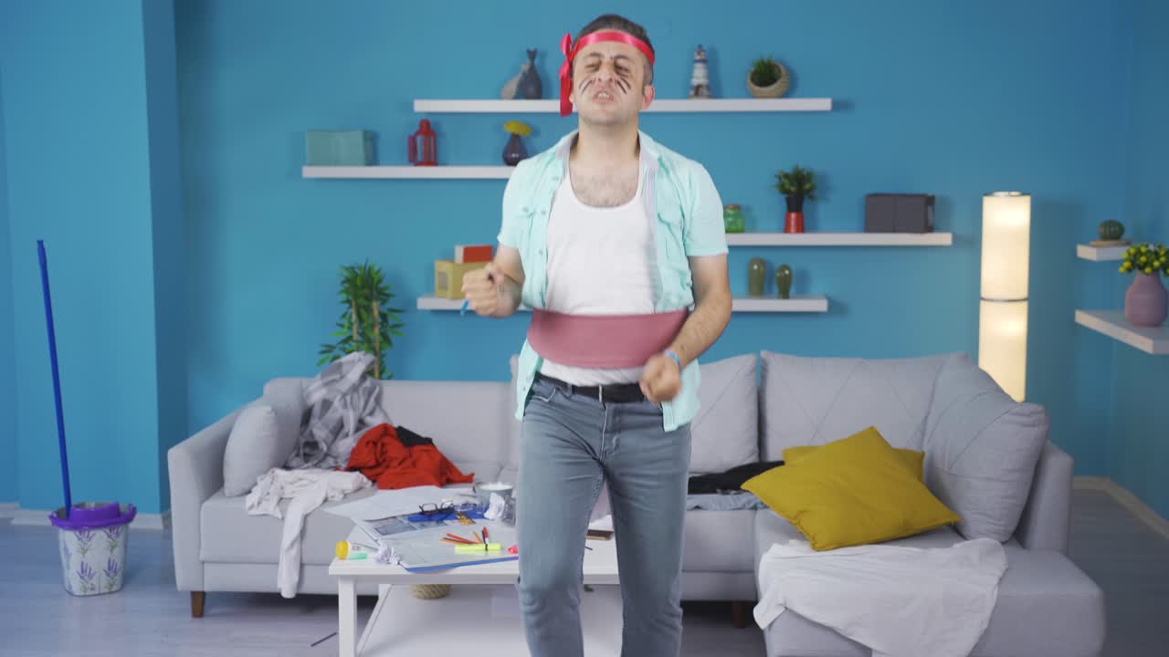 el hombre que corre en casa se está cansando. es un deporte divertido.