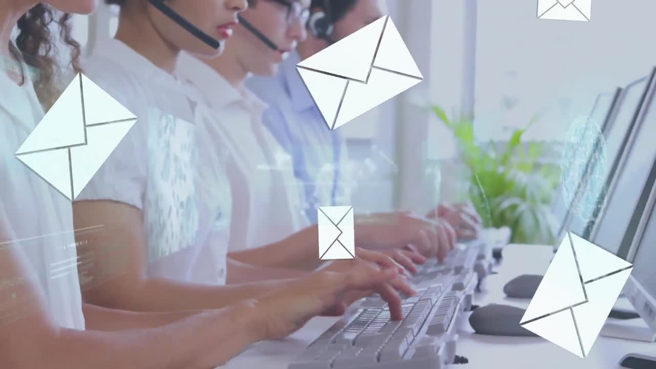Animazione di icone di buste email e dati su professionisti con cuffie telefoniche