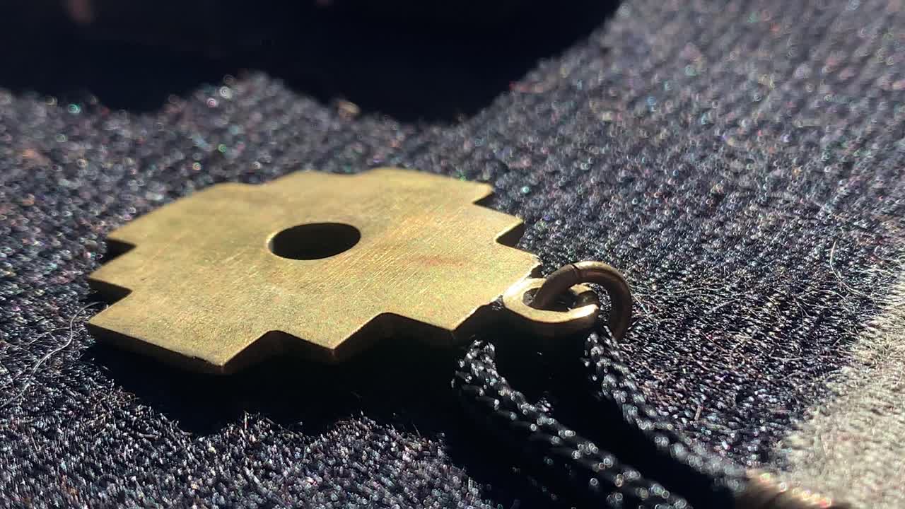 aretes hechos a mano tradicionales peruanos de bronce o oro de cusco, peru