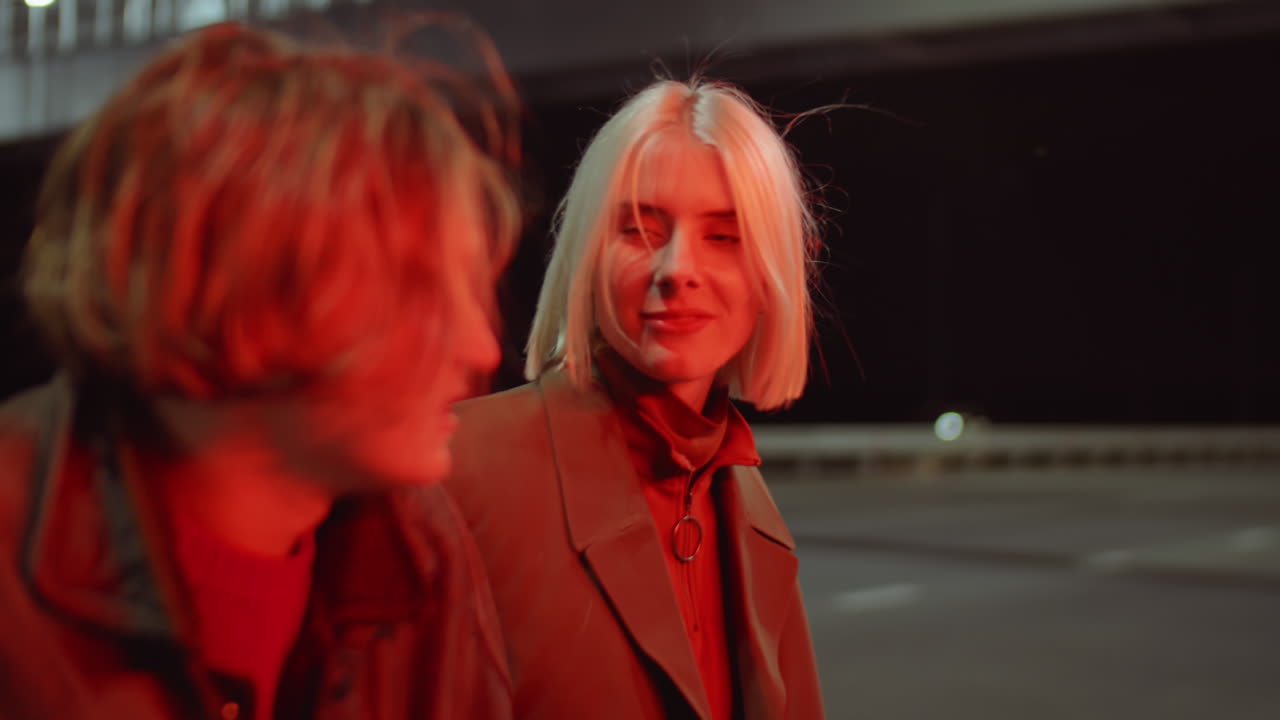 밤에 도로에서 이야기하는 커플