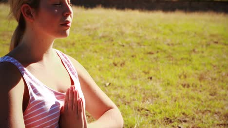hermosa mujer practicando yoga durante una carrera de obstáculos