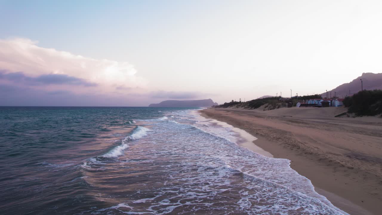 vista aérea a baja altitud sobre la costa de praia da lagoa por la noche, portugal