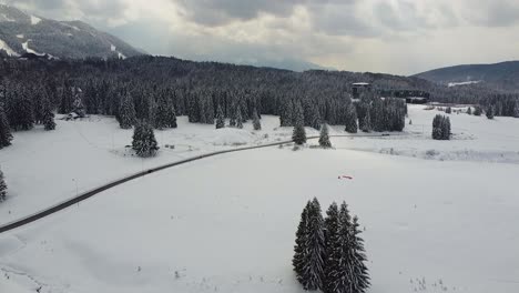 Vista-Aérea-De-Un-Paisaje-Montañoso-De-Invierno