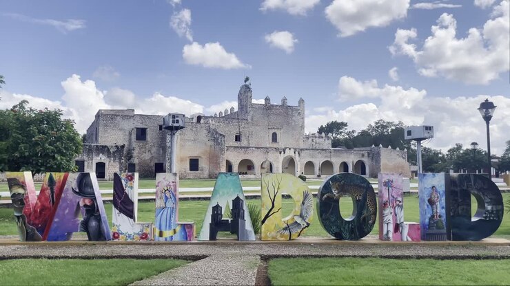 Insegna di installazione artistica della città di Valladolid davanti a un edificio storico coloniale in mattoni
