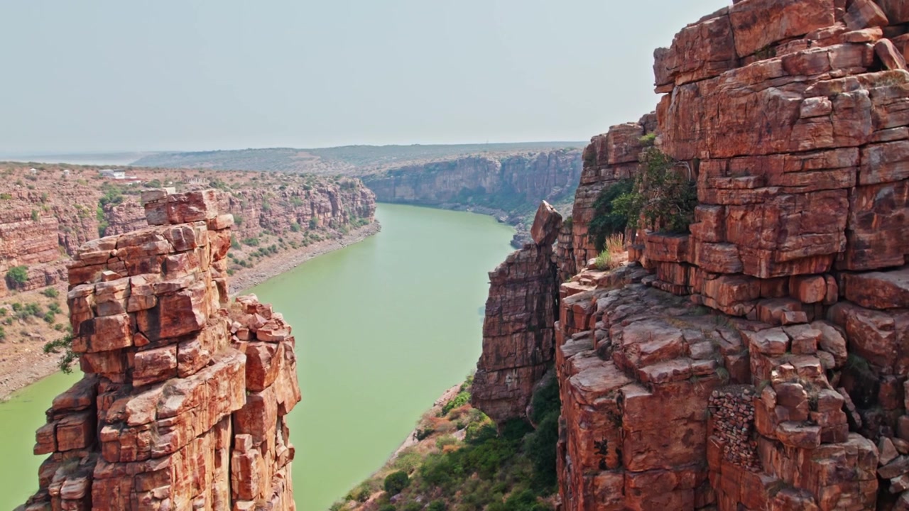Drone che si addentra tra formazioni rocciose a Gandikota, Kadapa, Andhra Pradesh, India