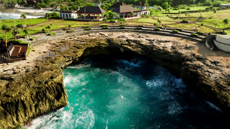 Pintorescas-Piscinas-De-Marea-Y-Formaciones-Naturales-De-Acantilados-En-Las-Lágrimas-Del-Diablo-En-Nusa-Lembongan,-Bali-Indonesia