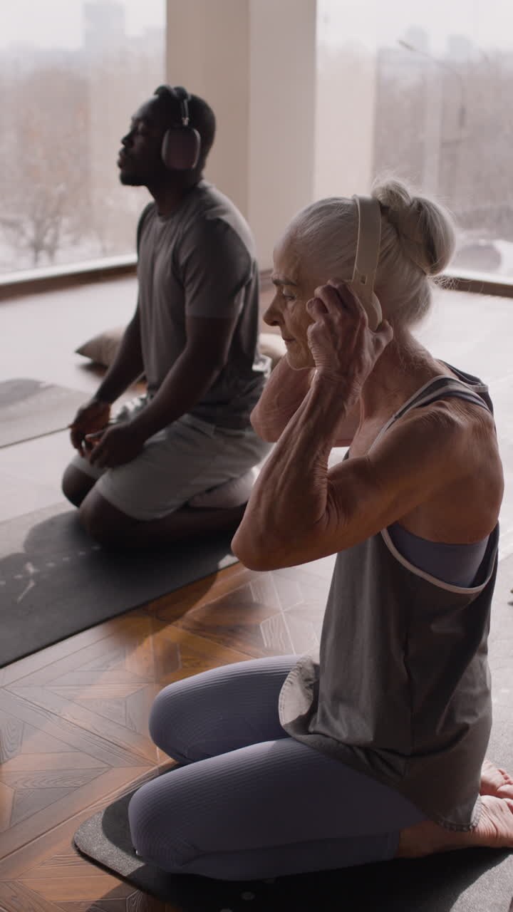 Grupo diverso de personas meditando o practicando yoga en un estudio