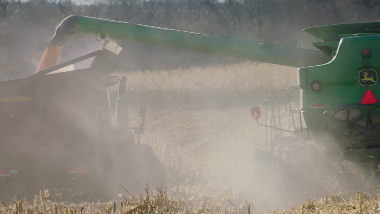 cosechadora combinada, día soleado, cámara lenta