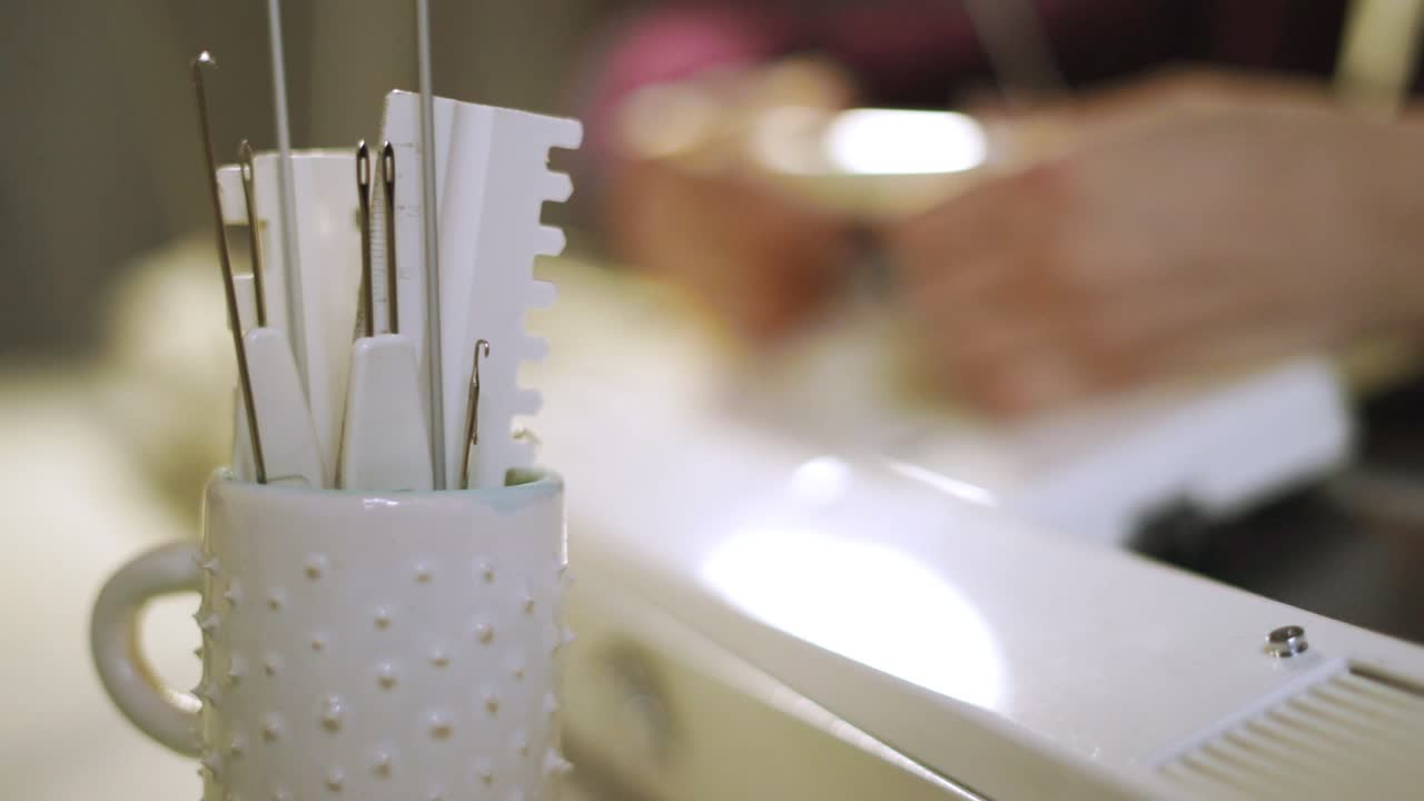 워크 ⁇ 에서 뜨개질 기계에 사용하기 위해  ⁇  컵에 바늘과 통치자