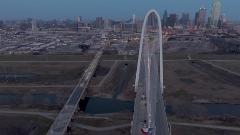 crepúsculo en el puente margaret hunt hill en dallas, texas