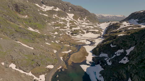 paso de montaña roldalsfjellet en el condado de hordaland noruega - antena