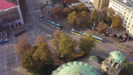 Stadtverkehr-In-Sofia,-Bulgarien-Am-Sveta-Nedelya-Platz-Mit-Blick-Auf-Den-Berg-Und-Die-Fußgängerzone-Vitoshka