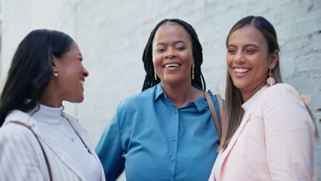 Gente-Al-Aire-Libre,-Abrazos-Y-Negocios-Con-Una-Sonrisa.