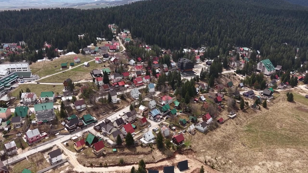 Ripresa drone di Zabljak, edifici della località sciistica nel Parco Nazionale del Durmitor, Montenegro