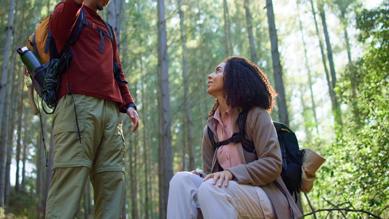 숲 에서 산책 하는 부부