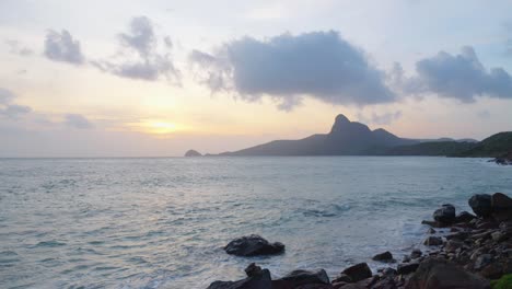 Schwenkaufnahme-Eines-Strandes-Auf-Der-Insel-Con-Dao-In-Vietnam-Bei-Sonnenuntergang-Oder-Sonnenaufgang