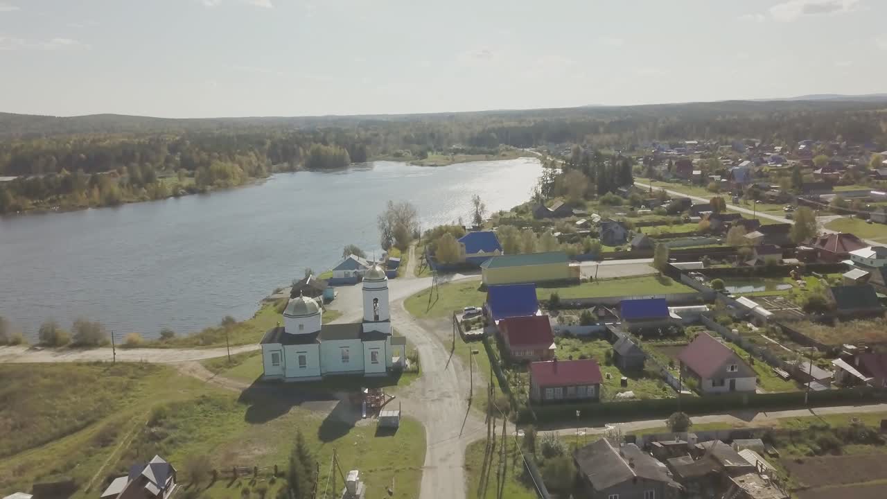 교회 가 있는 호수 근처 에 있는 러시아 마을 의 공중 사진