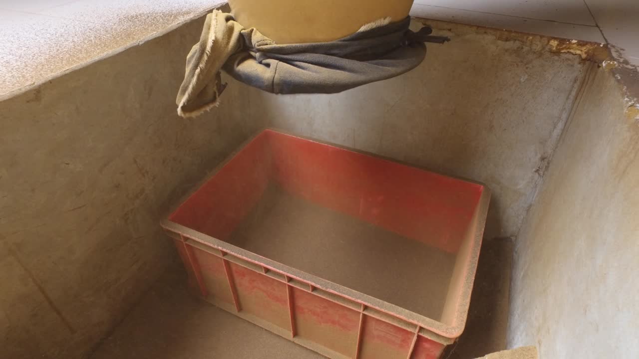 파이프에서 차 원시 입자를 컨테이너로 불어 넣습니다.