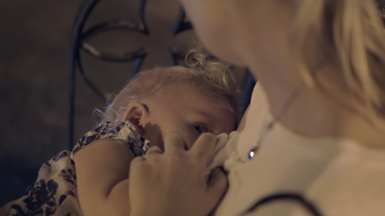 밤 에 야외 에서 아기 를 양육 하는 여자