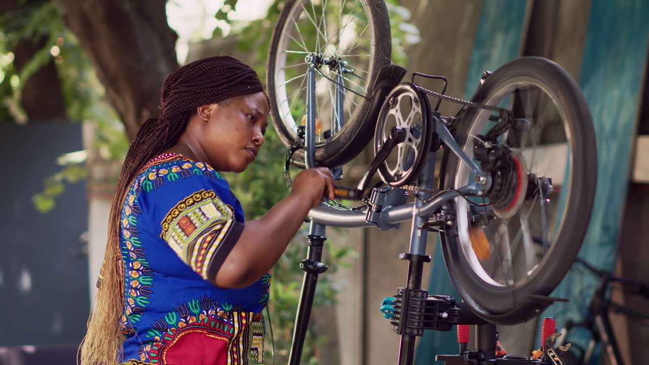 Mulher desportiva avaliando uma bicicleta danificada