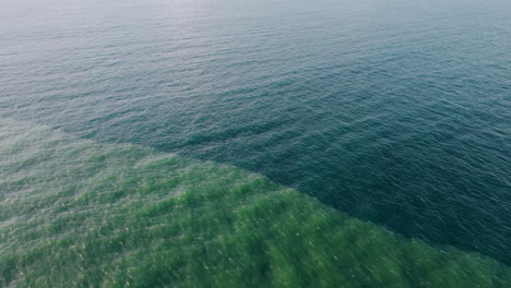 primer plano de la superficie de verano de la laguna azul. vista de avión no tripulado fondo de oleaje de agua turquesa