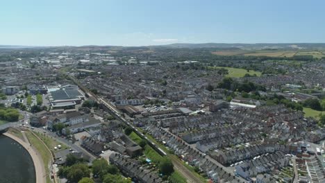 Un-Tren-Hace-Su-Camino-A-Través-De-La-Ciudad-De-Exeter