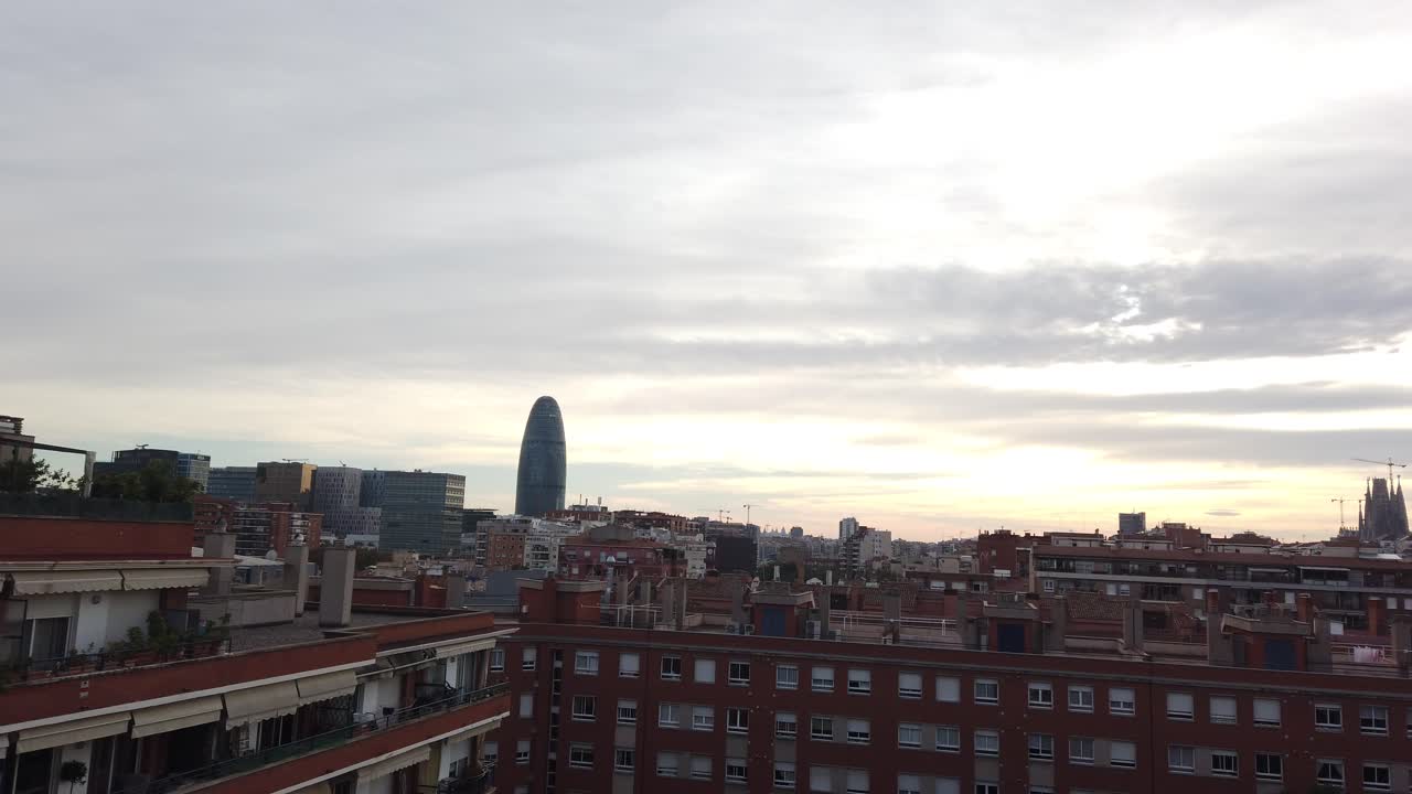 Vista aérea panorámica de casas en un barrio de Barcelona, España, con el sol del amanecer.