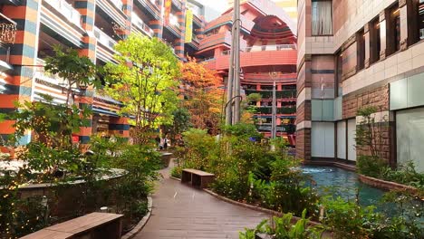 la ciudad del canal hakata es un gran complejo comercial y de entretenimiento en fukuoka, japón.