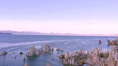 antena 4k de rocas de toba en el lago mono, al atardecer