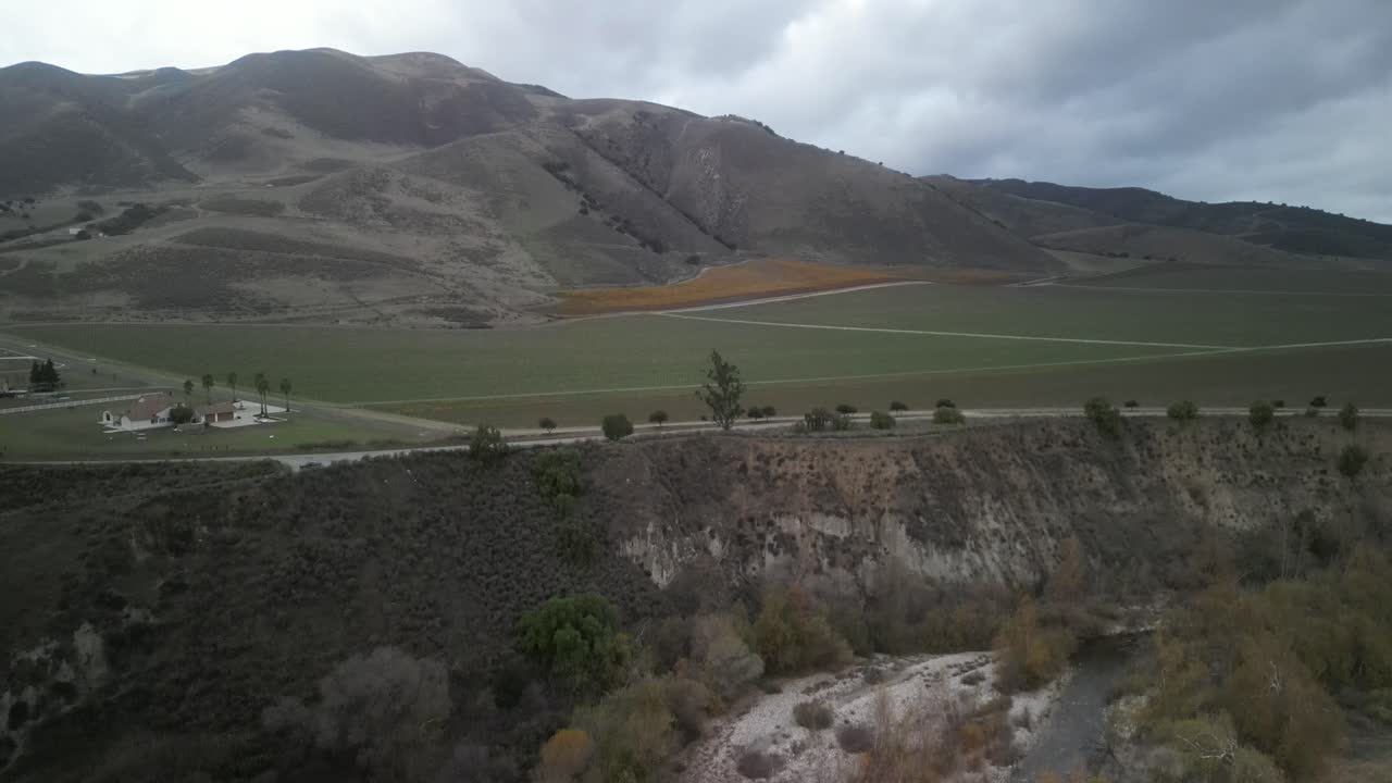 미국 캘리포니아 주 그린필드의 경치가 아름답고 웅장한 언덕과 울창한 농장, 그리고 배경에는 산타루시아 산맥을 특징으로 하는 아리오 세코 강의 공중 풍경.