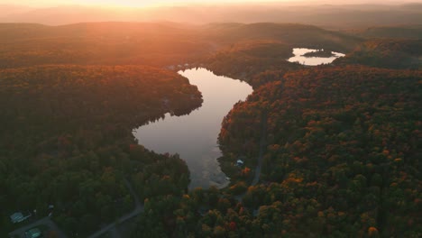 Un-Dron-Circular-Disparó-Sobre-Un-Paisaje-Típico-Canadiense-Con-Bosques-Y-Lagos-Durante-La-Temporada-De-Otoño-En-La-Provincia-De-Quebec-Al-Atardecer,-Canadá