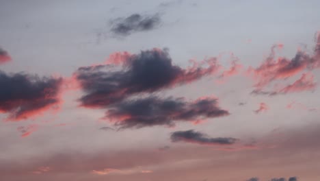abajo arriba disparado nubes místicas volando en el cielo durante el atardecer de color rojo en la naturaleza