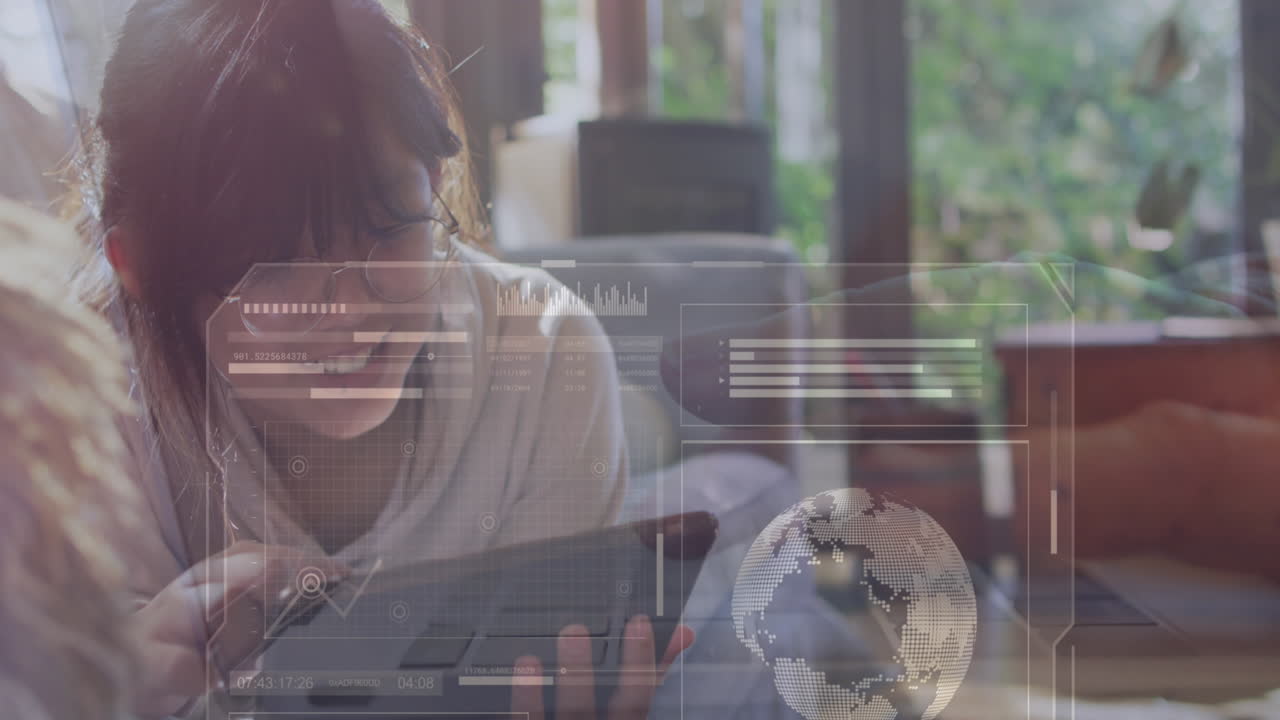 animación de la interfaz con procesamiento de datos contra chica asiática usando tableta en el sofá en casa