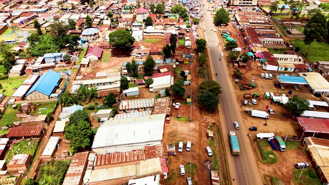 Drone in volo sopra l'insediamento rurale del Kenya, fattorie in Kenya