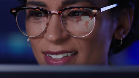 retrato en primer plano mujer de negocios atractiva usando una tableta trabajando hasta tarde en la oficina navegando por internet haciendo lluvia de ideas mirando la información en la pantalla