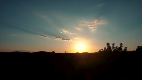 Vista-Escénica-De-La-Luz-Del-Sol-Ardiente-Sobre-El-Pico-De-La-Montaña-Durante-La-Puesta-De-Sol-En-España