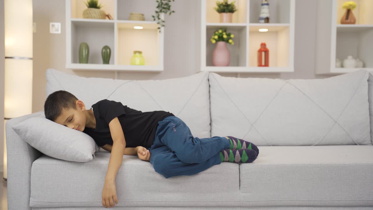 피곤하고 졸리는 소년.