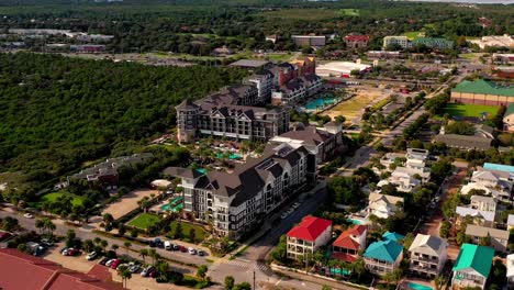 Girando-A-La-Izquierda-La-Vista-De-Drones-Del-Henderson-Beach-Resort-And-Spa-En-Destin-Fl