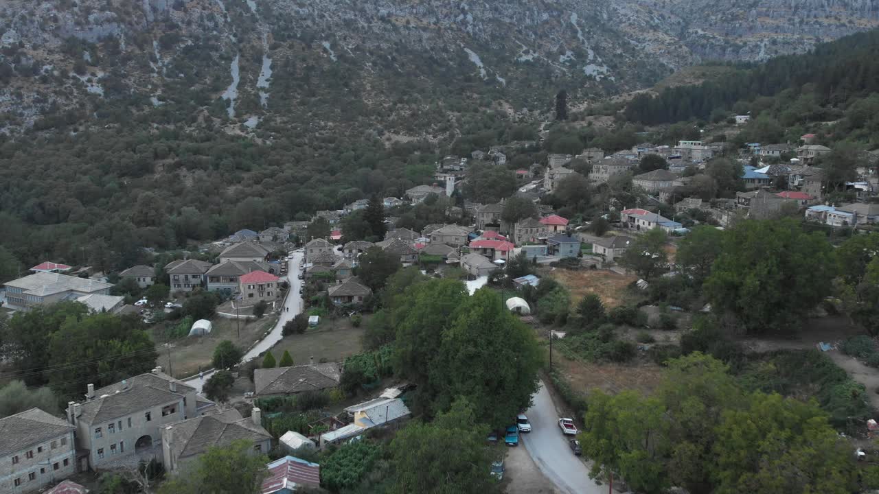 video de drones volando sobre el antiguo pueblo de piedra de tsepelovo en la región de zagori ioannina grecia panorámica hacia abajo mirando la plaza plaza
